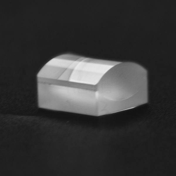 Achromatic cylindrical lens